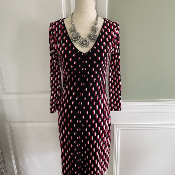 Matte jersey dress w pink, red and black geometric print. - Picture 2 of 4